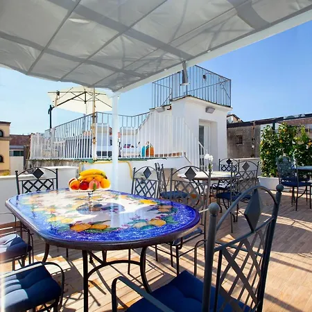Emma Luxury Oda ve Kahvaltı 4*